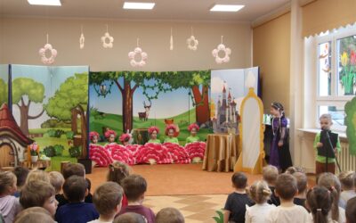 „Królewna Śnieżka i siedmiu krasnoludków” – obchody Dnia Teatru w naszym przedszkolu