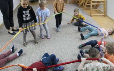 „GIMNASTYKA Z SZARFAMI” – kółko gimnastyczne w grupie Żabki