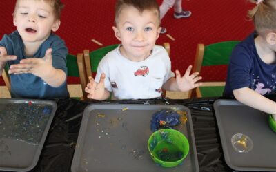 „Kosmiczny slime” – kółko sensoryczne w grupie Żabki