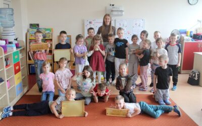 „Ciekawa praca pszczelarza” – spotkanie z Panią Moniką, mamą Antka w grupie Biedronek