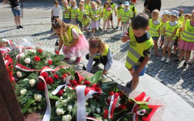 Przedszkolacy pod pomnikiem