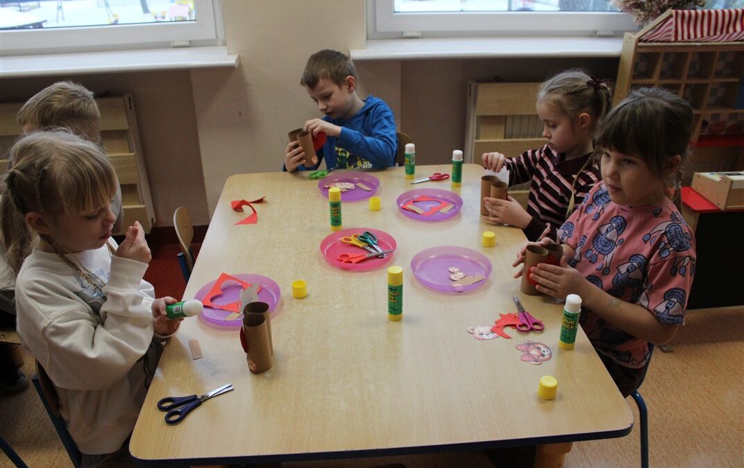 „Walentynkowe misie” – zabawa plastyczna w grupie Biedronek