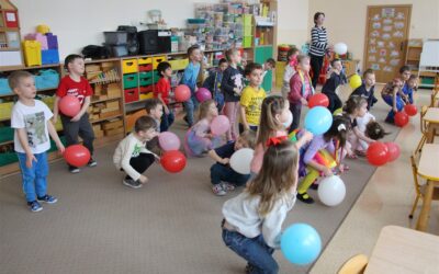 „Balonowe tańce połamańce” – muzyczno-sportowe kółko zainteresowań w grupie Motyli