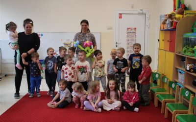 ,,Święto książeczki i Pani Biblioteczki’’ – Obchody Dnia Biblioteki i Bibliotekarzy oraz wizyta Pani z Biblioteki Miejskiej w grupie Żabek