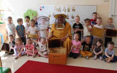 ,,Poznajemy życie pszczół’’ – wizyta Pana Pszczółki, obchody Dnia Pszczół w grupie Żabek