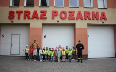„Strażak czuwa dzień i w nocy – zawsze gotów do pomocy” – wizyta dzieci z grupy Pszczółek, Myszek i Biedronek w Państwowej Straży Pożarnej